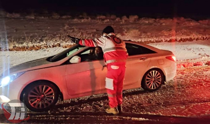 امدادرسانی به ٩٠ خودروی گرفتار در برف لرستان