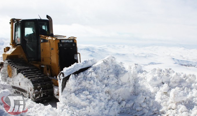 بسته شدن راه‌های روستایی الیگودرز بر اثر بارش برف