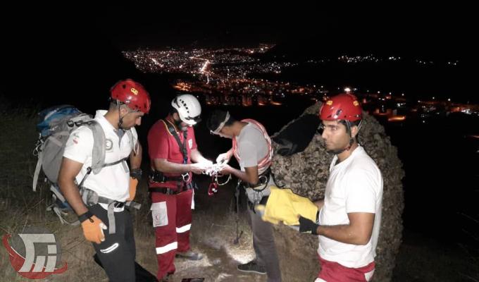 نجات گردشگر گرفتار در ارتفاعات «مخملکوه» خرم‌آباد